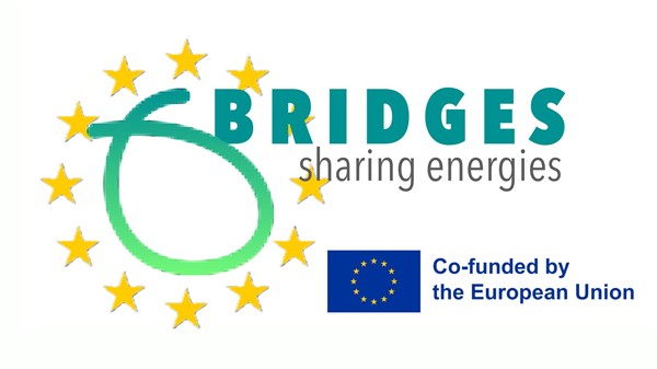 Scritta Bridges in verde con simbolo unione europea