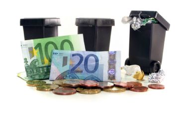 3 bidoni dei rifiuti su sfondo bianco con banconote in  primo piano