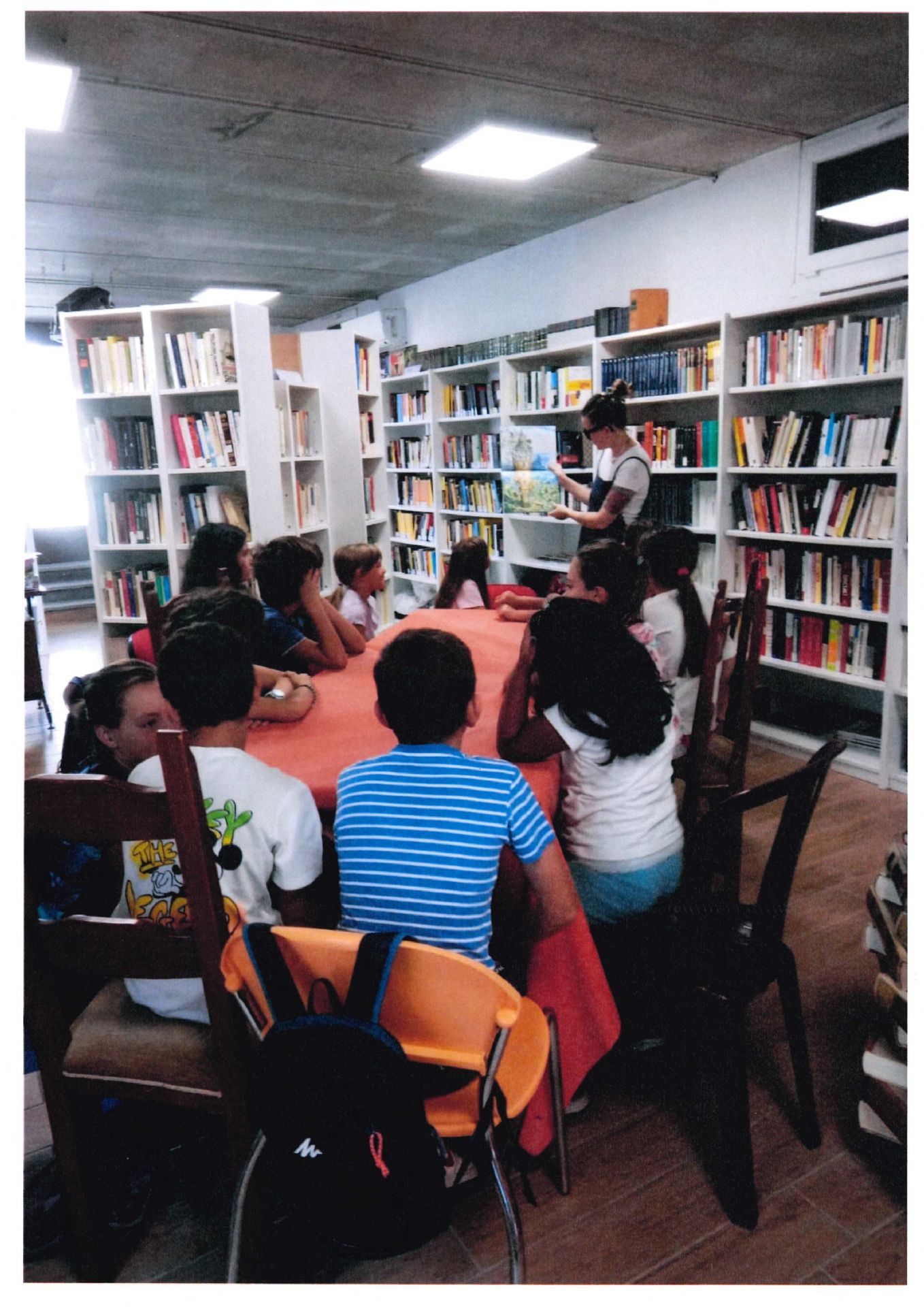 Bambini seduti ad un tavolo che ascoltano una favola