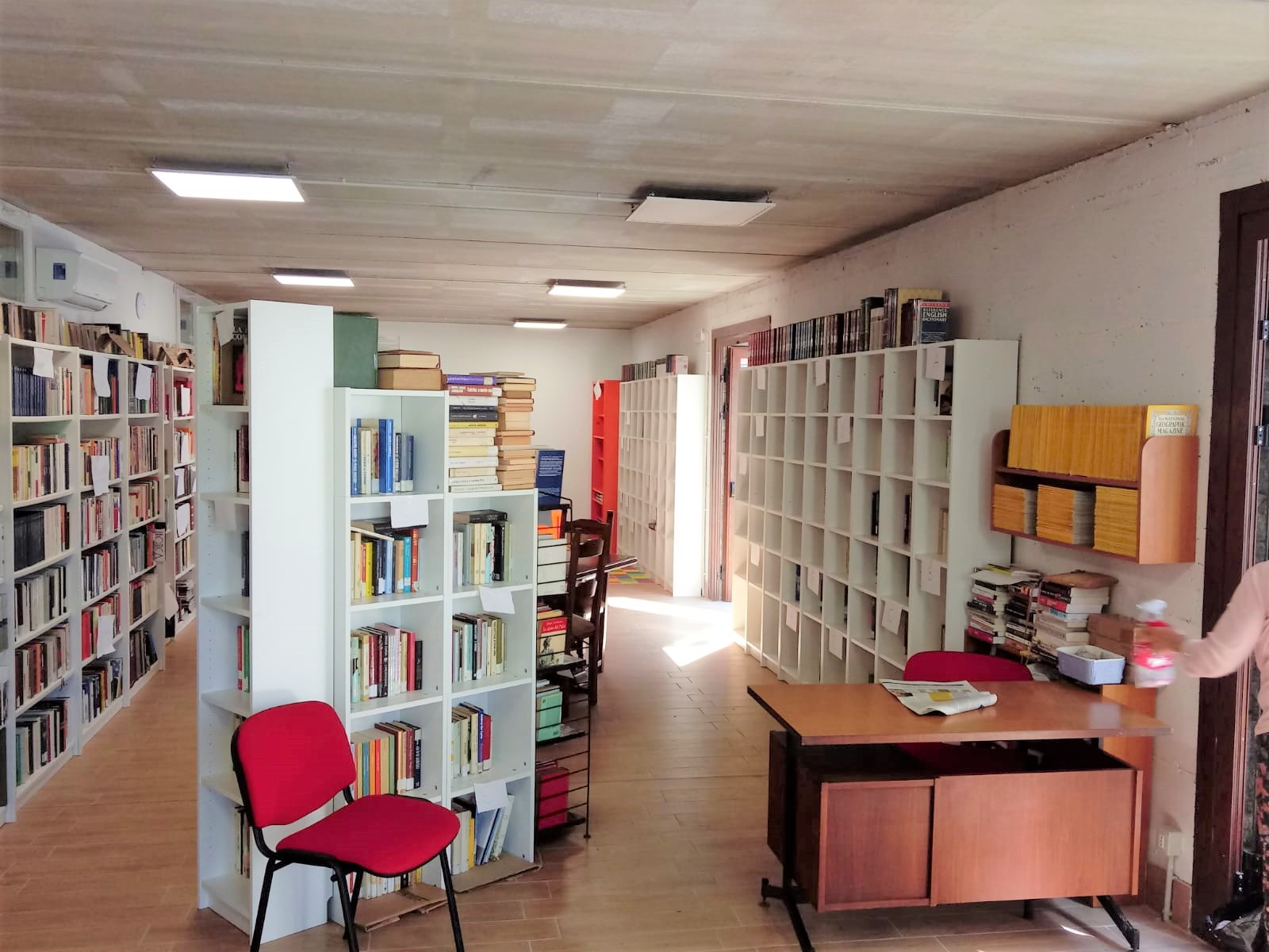 Veduta interna della biblioteca comunale con scaffali e libri