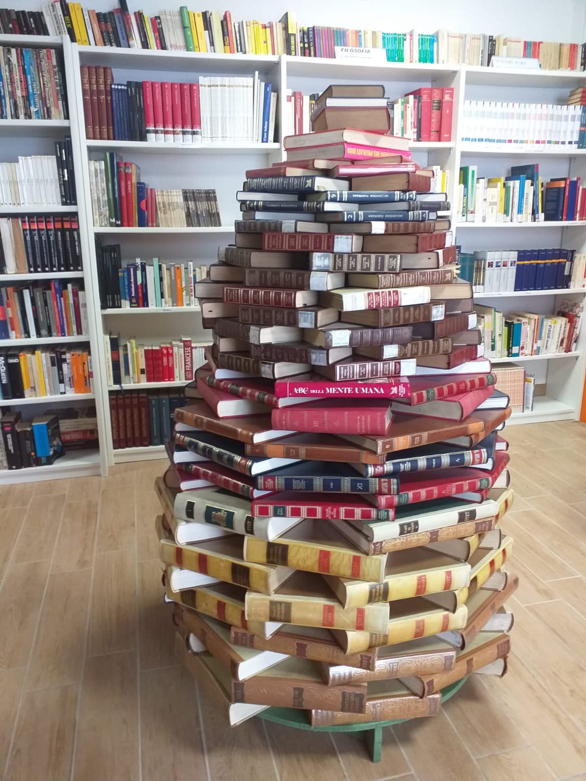 Torre fatta di libri all'interno della biblioteca comunale