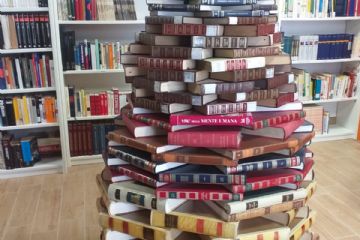 Torre fatta di libri all'interno della biblioteca comunale